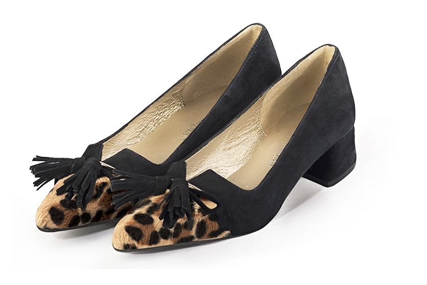 Safari black women's dress pumps, with a knot on the front. Tapered toe. Low flare heels. Front view - Florence KOOIJMAN